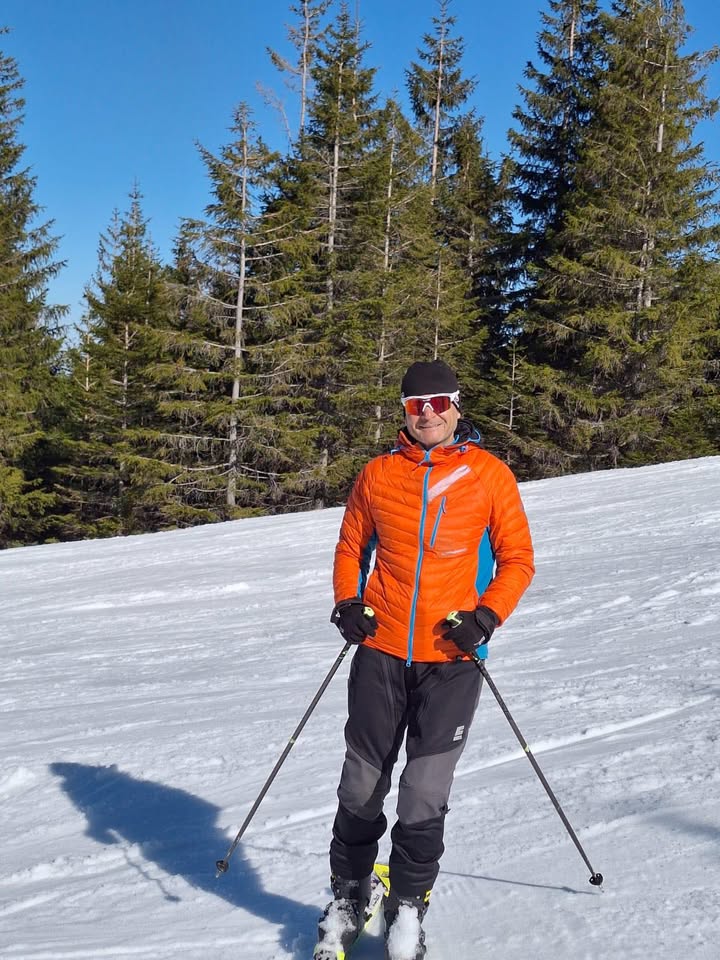 Uczestnik zawodów na stoku narciarskim.