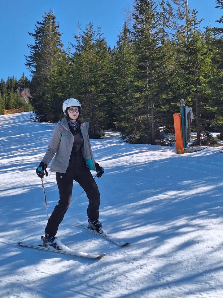 Uczestnik zawodów na stoku narciarskim.