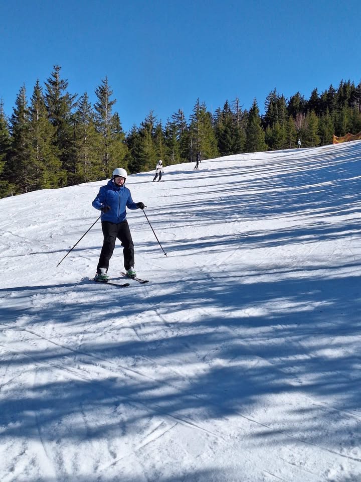 Uczestnik zawodów na stoku narciarskim.