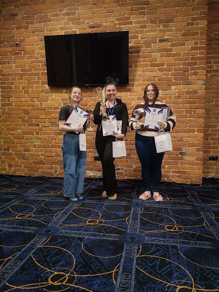 Trzy uczestniczki z nagrodami i pucharem.