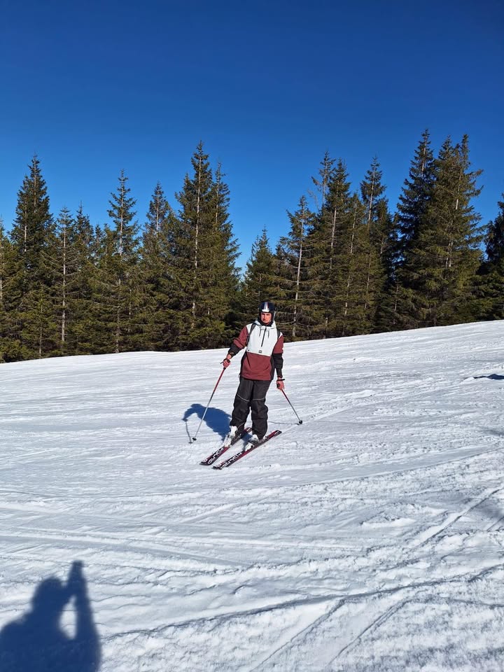 Uczestnik zawodów na stoku narciarskim.