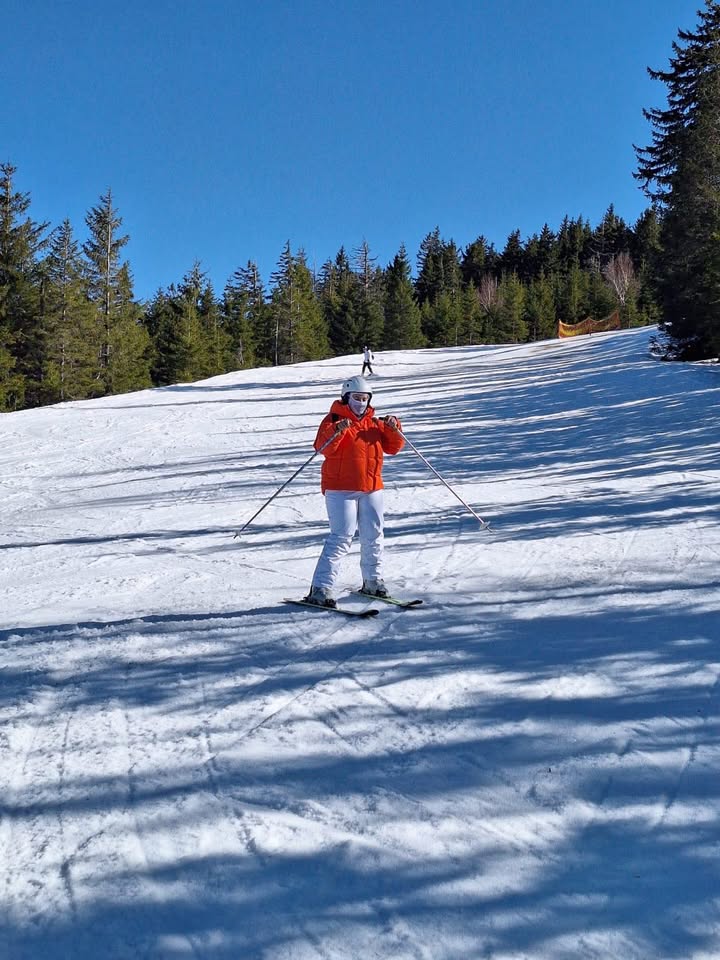 Uczestnik zawodów na stoku narciarskim.