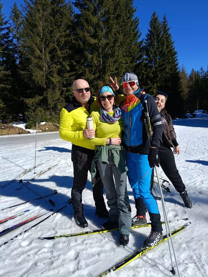 Uczestnicy zawodów na stoku narciarskim.
