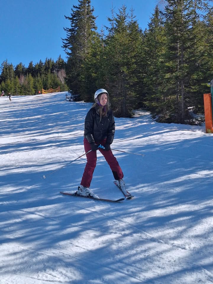 Uczestnik zawodów na stoku narciarskim.