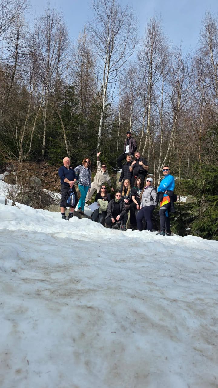 Uczestnicy zawodów na stoku narciarskim.
