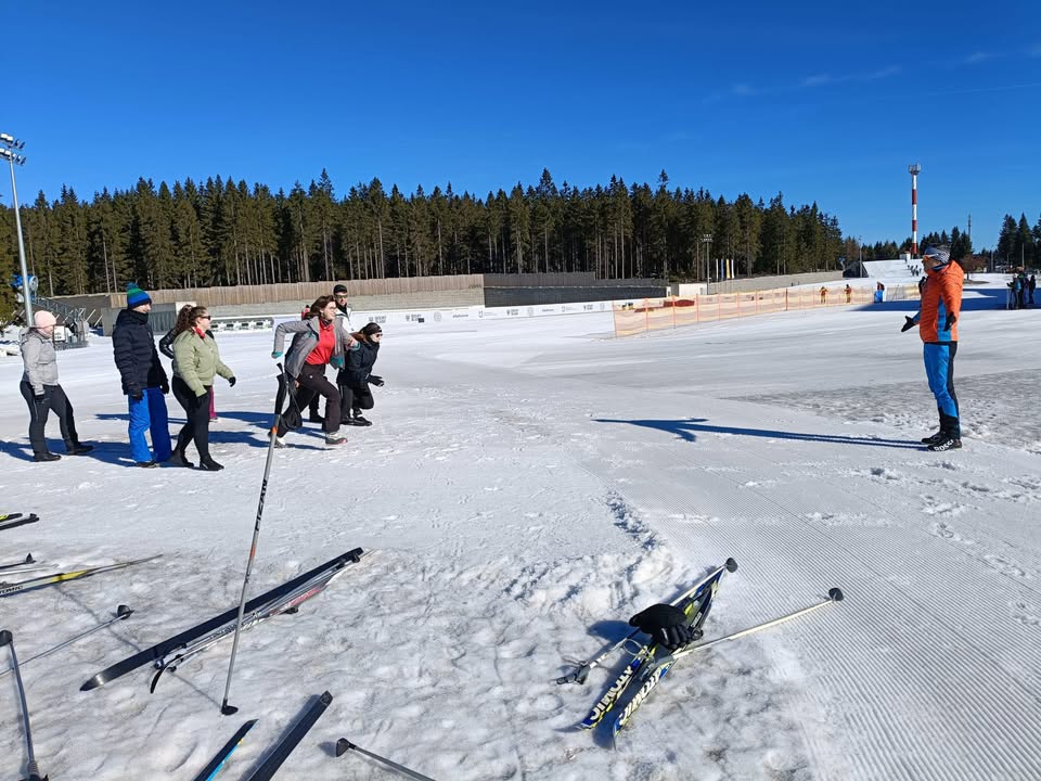 Uczestnicy zawodów na stoku narciarskim.