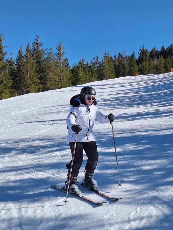 Uczestnik zawodów na stoku narciarskim.