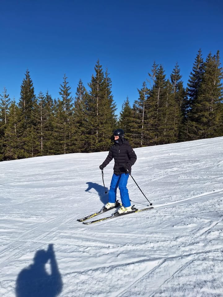 Uczestnik zawodów na stoku narciarskim.