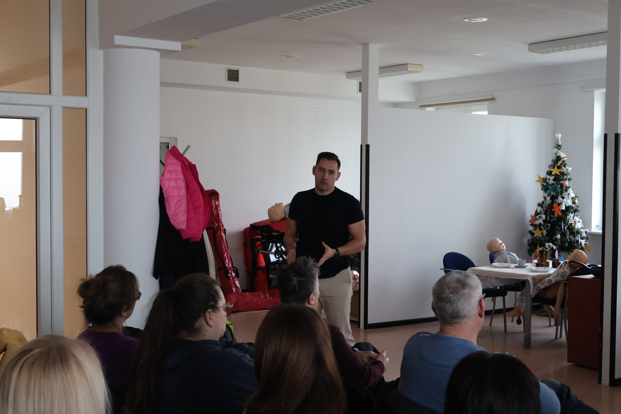 Pracownik przekazuje pracownikom zasady udzielania pierwszej pomocy.