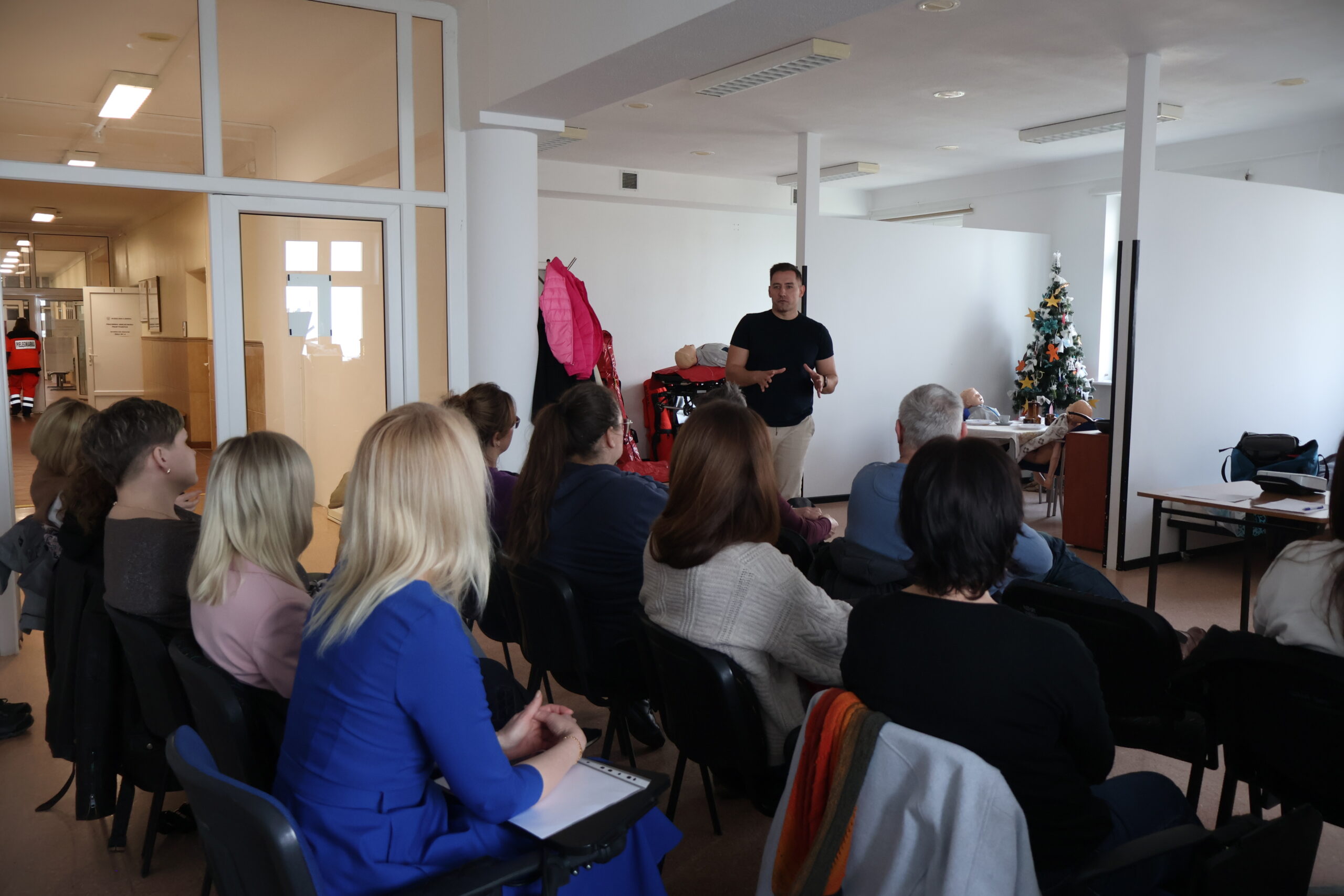 Pracownik przekazuje pracownikom zasady udzielania pierwszej pomocy.