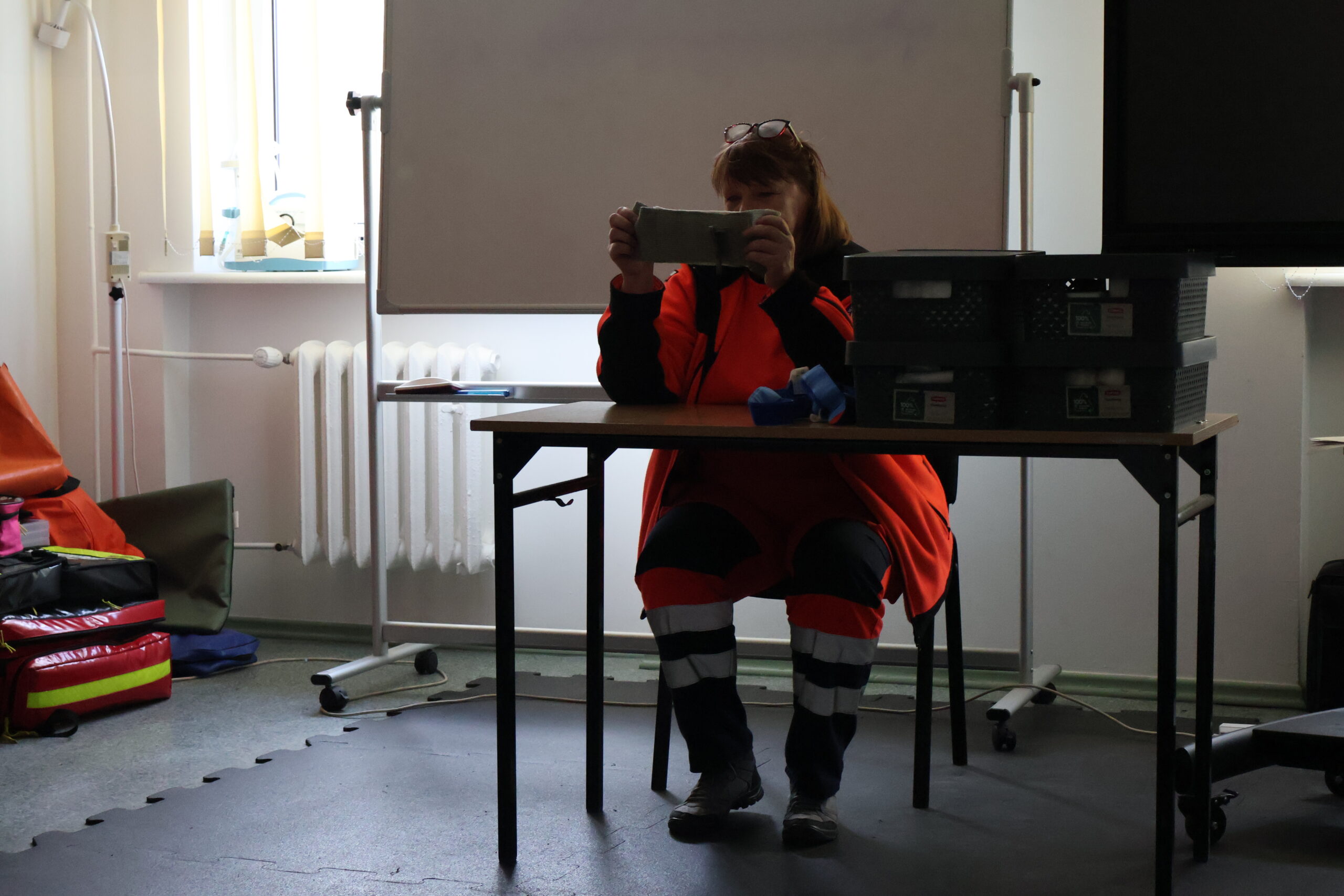 Kobieta szkoli pracowników.