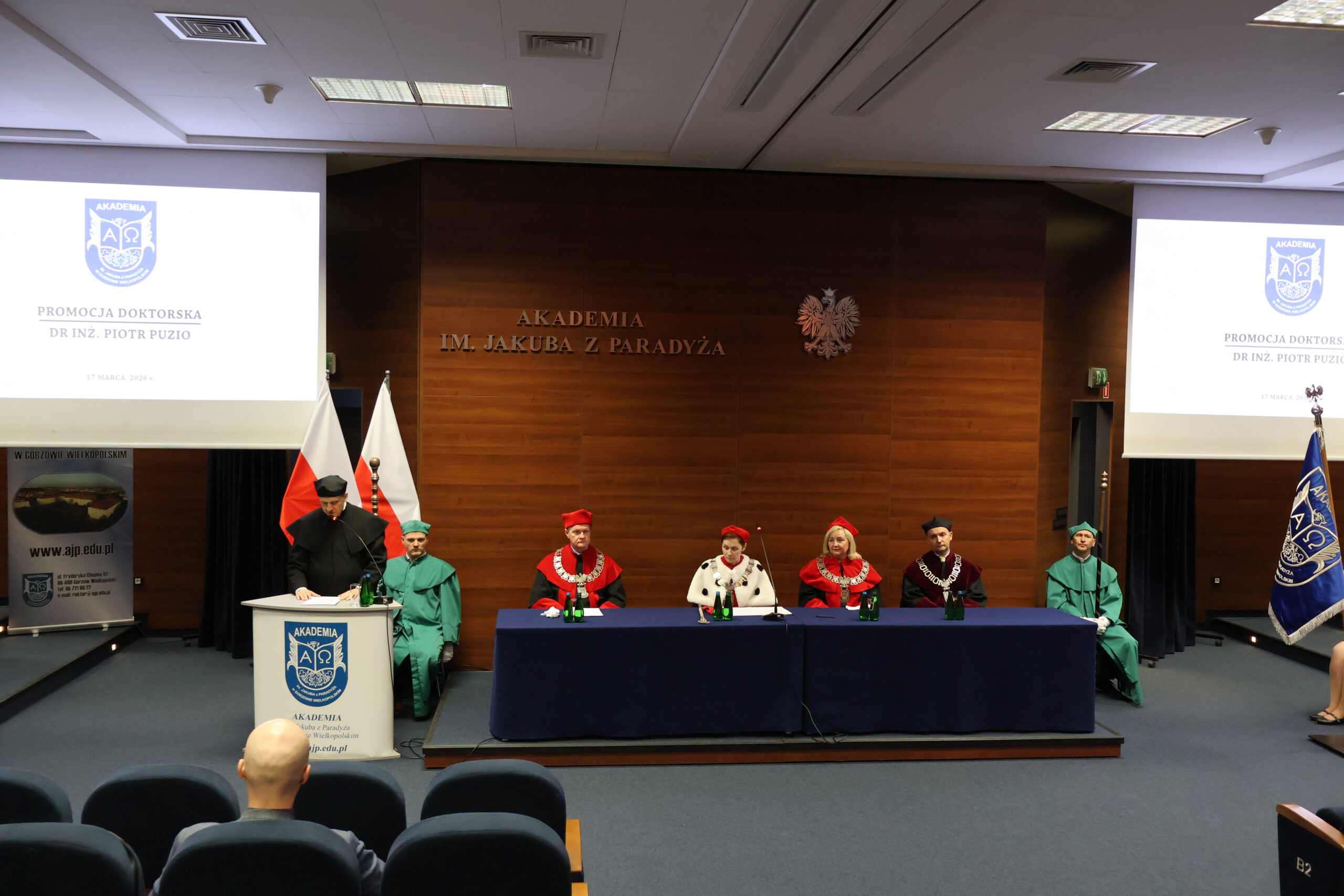 Przy mównicy przemawia dr inż. Piotr Puzio, Rektor, Prorektorzy i Dziekan siedzą obok za stołem prezydialnym