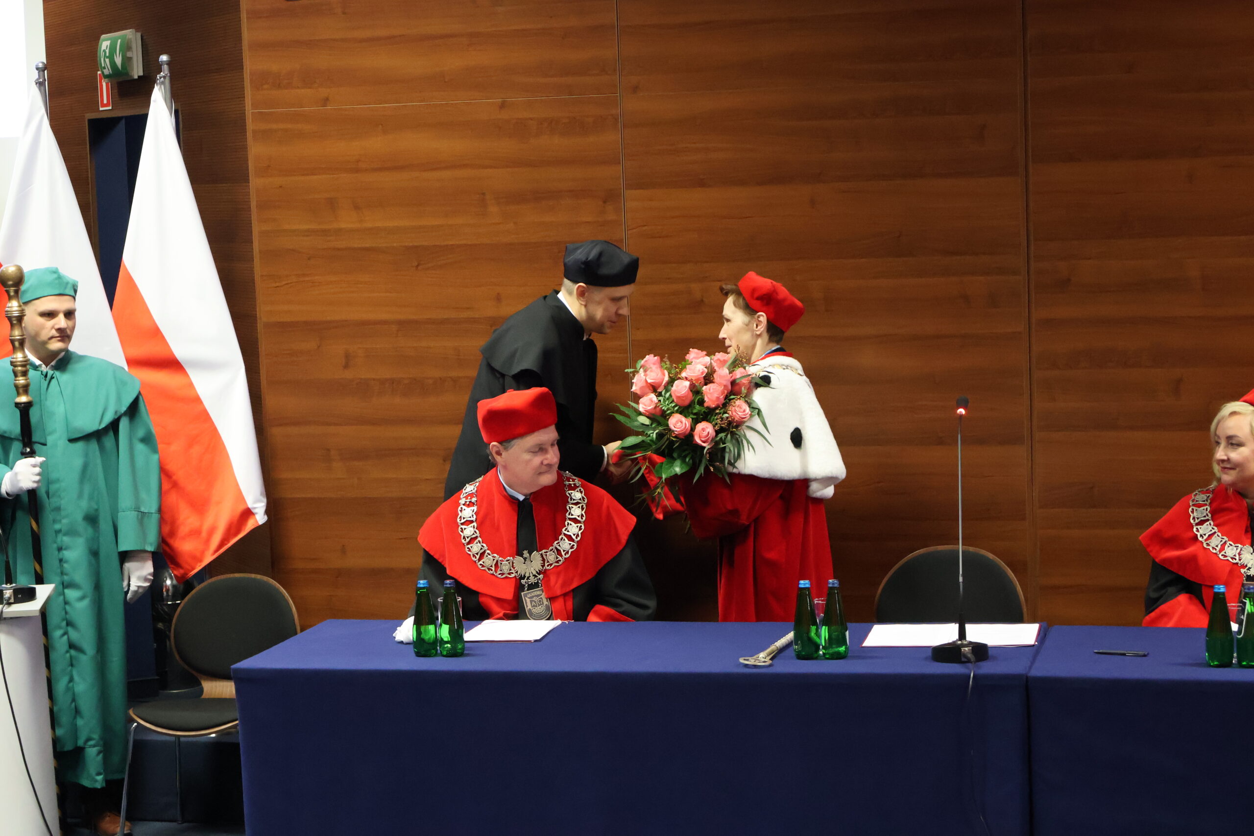 dr inż. Piotr Puzio wręcza kwiaty Pani Rektor