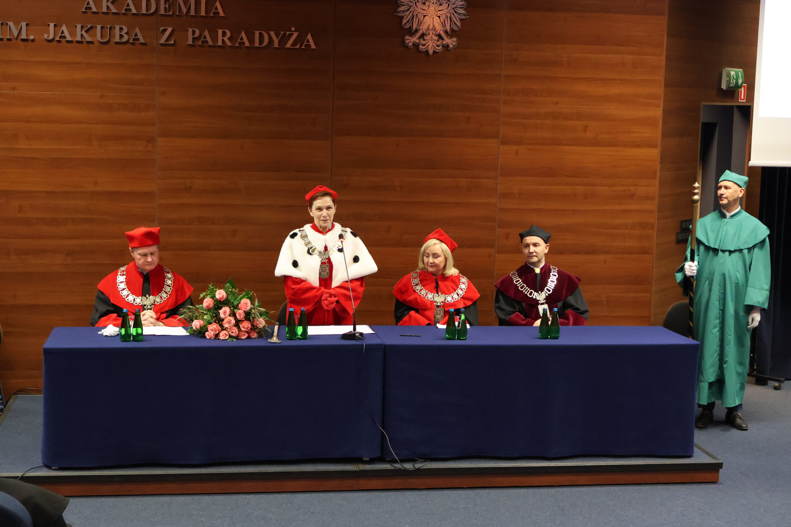 Pani Rektor przemawia za stołem prezydialnym, obok siedzą Prorektorzy i Dziekan Wydziału Technicznego