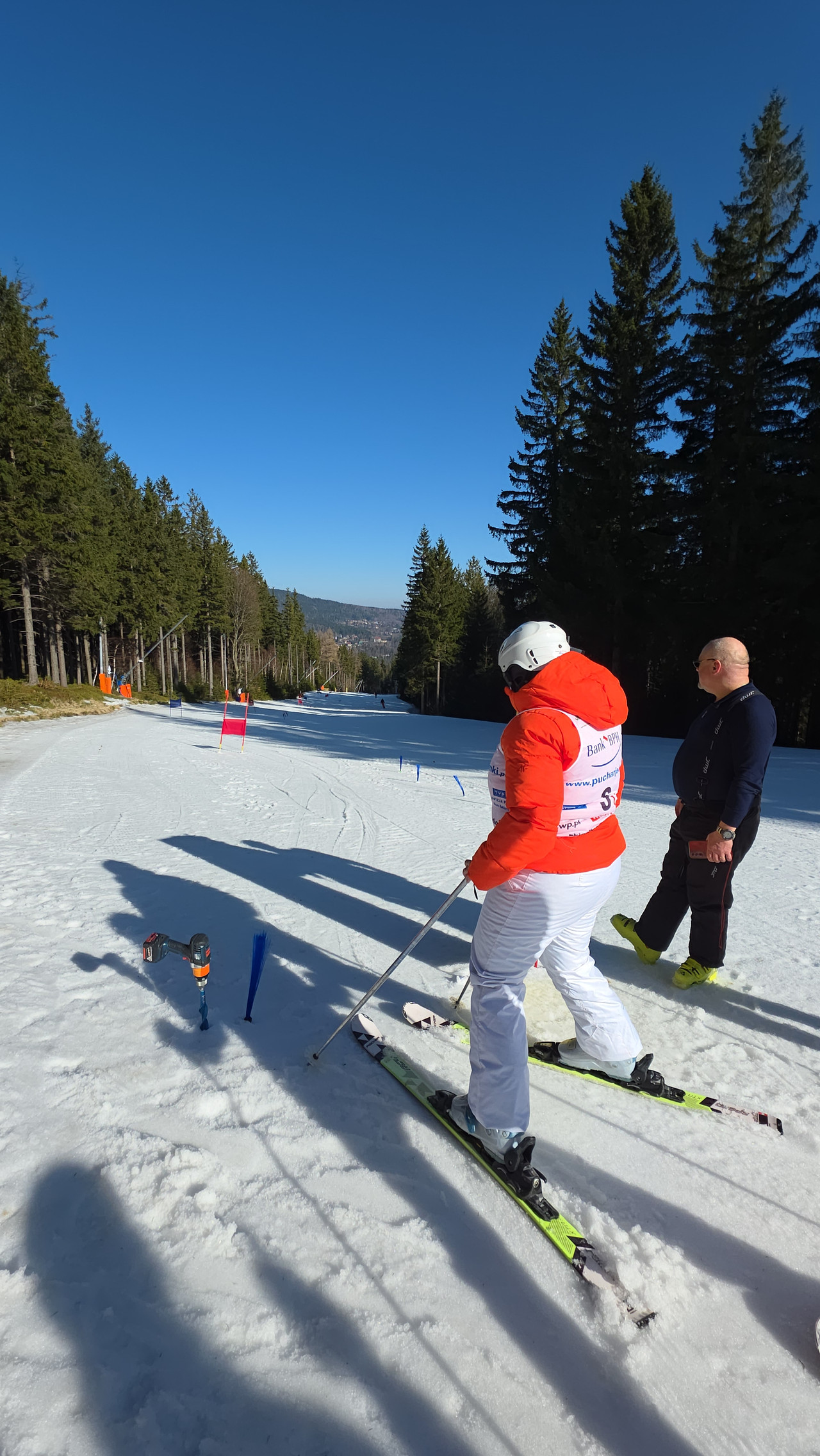 Dwóch uczestników na stoku narciarskim.