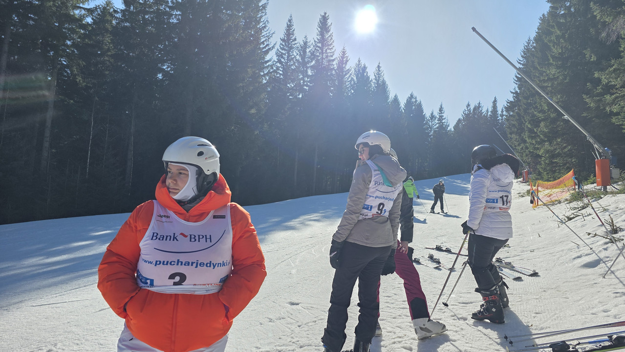 Uczestnicy zawodów na stoku.
