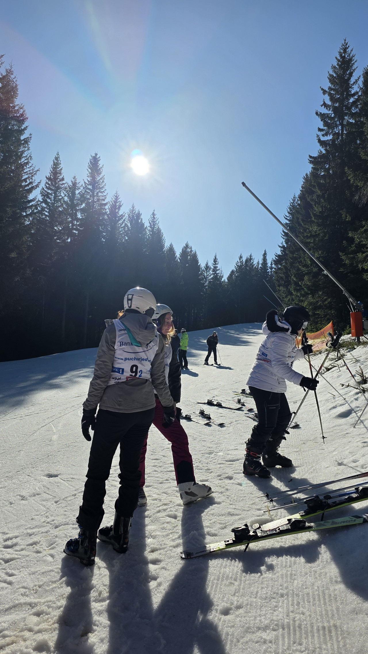 Uczestnicy zawodów na stoku.