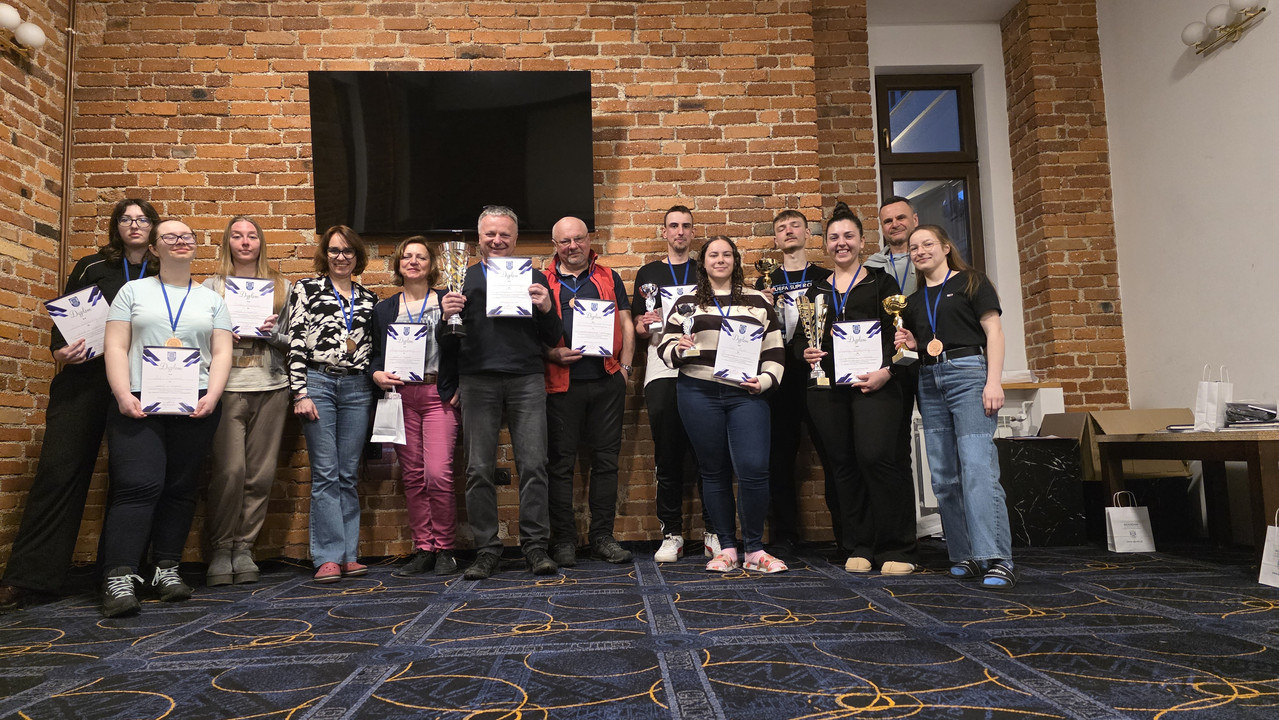 Uczestnicy z pucharami i dyplomami X Mistrzostw Akademickich w Narciarstwie Alpejskim o Puchar Rektora AJP.