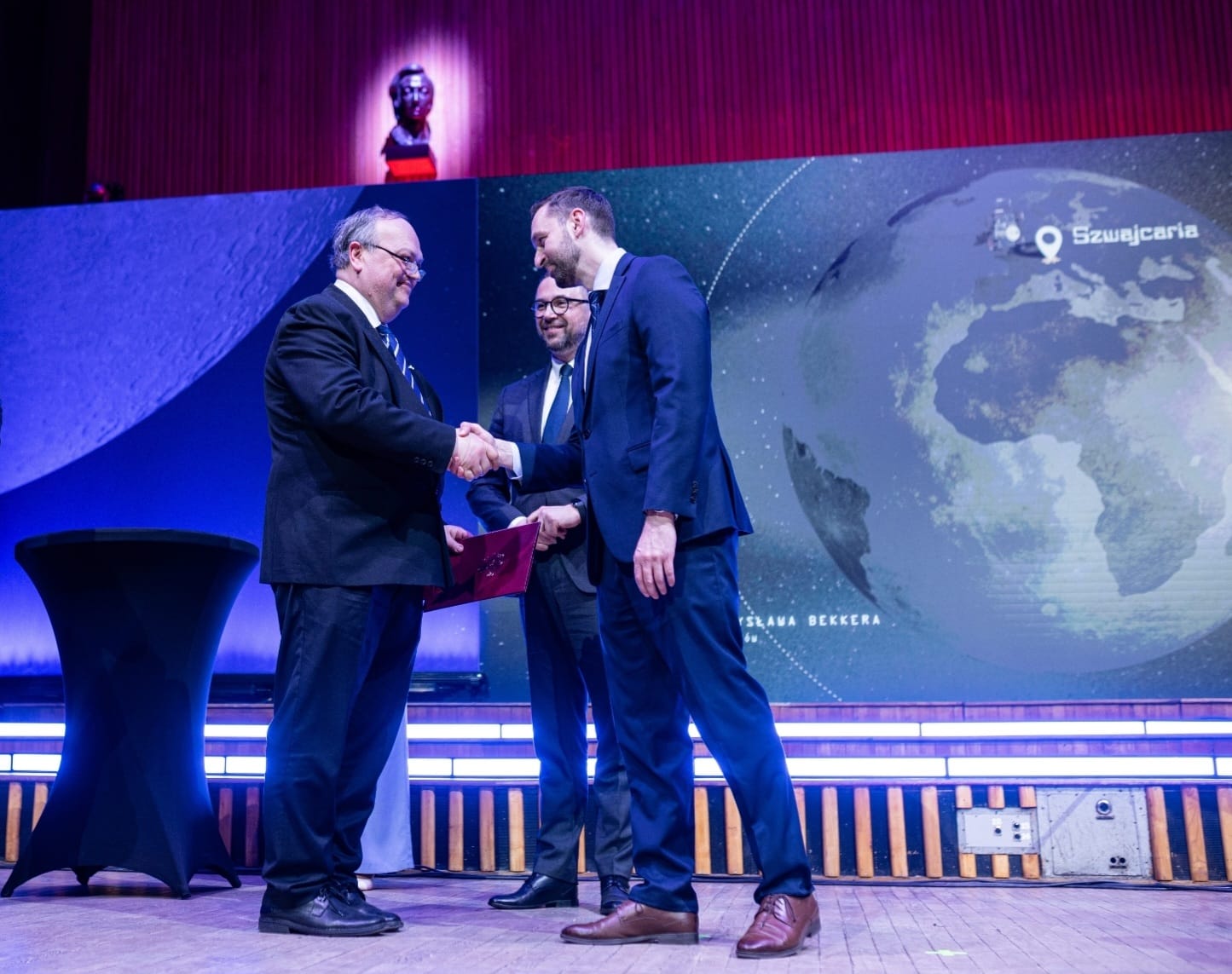 Od lewej dr hab. inż. Andrzej Perec, prof.AJP z dwoma mężczyznami.