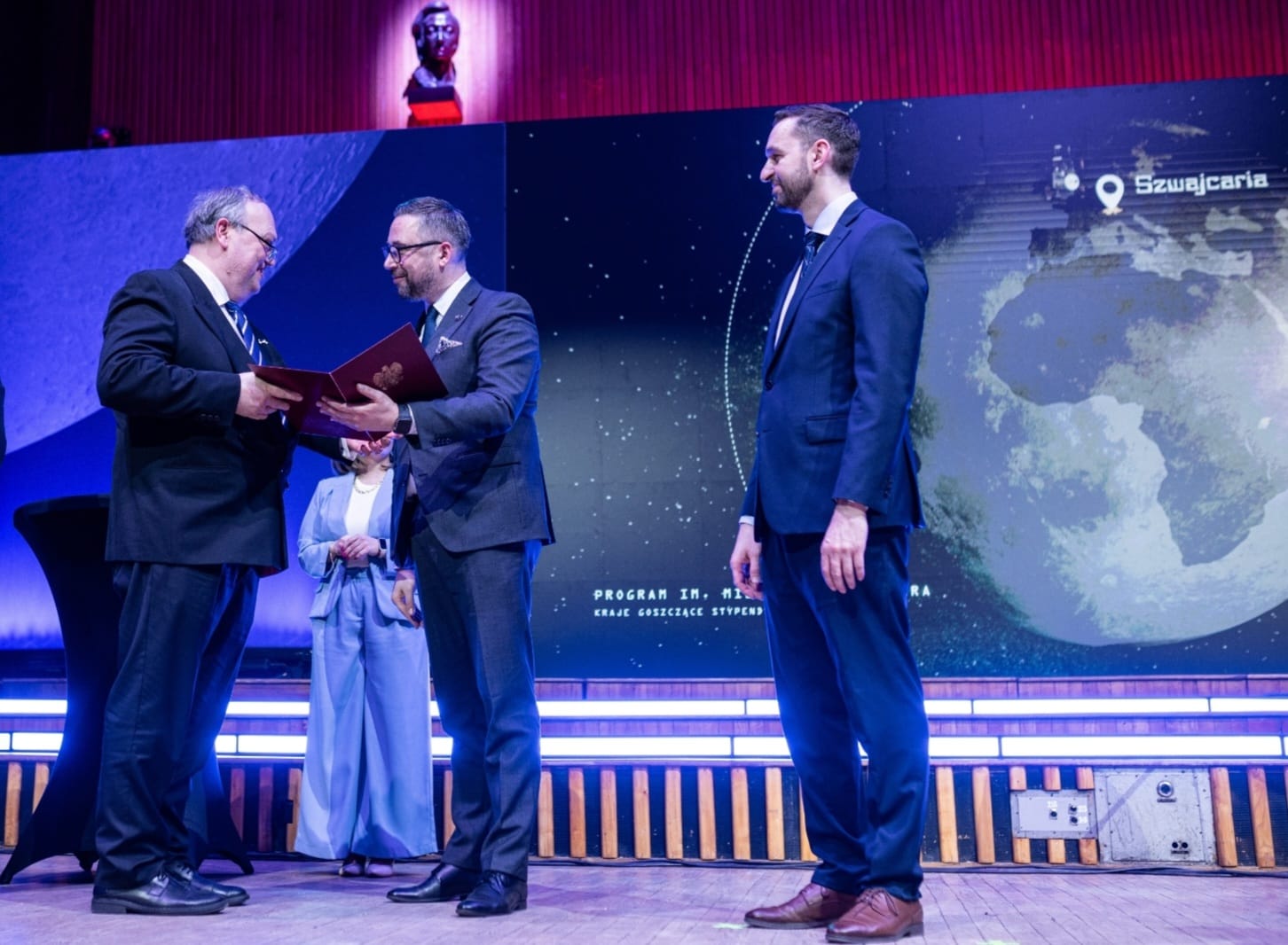 Od lewej dr hab. inż. Andrzej Perec, prof.AJP z dwoma mężczyznami.