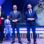 Od lewej dr hab. inż. Andrzej Perec, prof.AJP z dwoma mężczyznami.