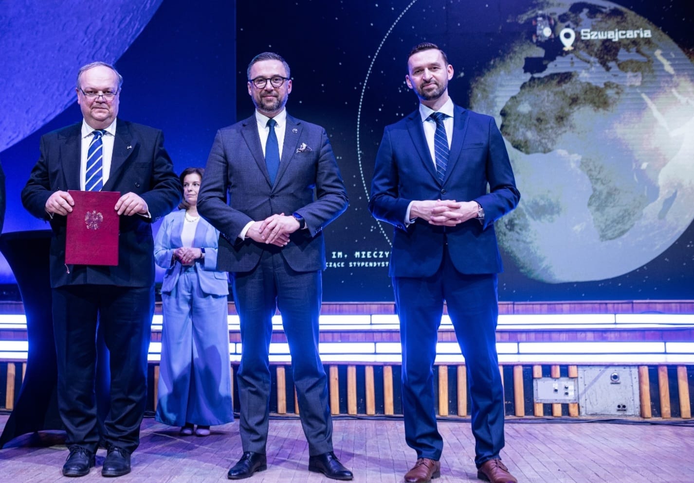 Od lewej dr hab. inż. Andrzej Perec, prof.AJP z dwoma mężczyznami.