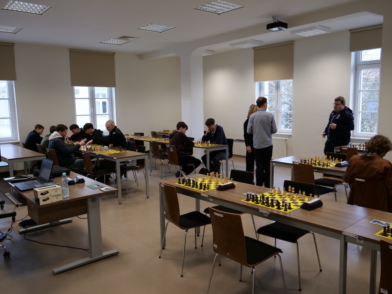 Uczestnicy konkursu podczas grania w szachy.
