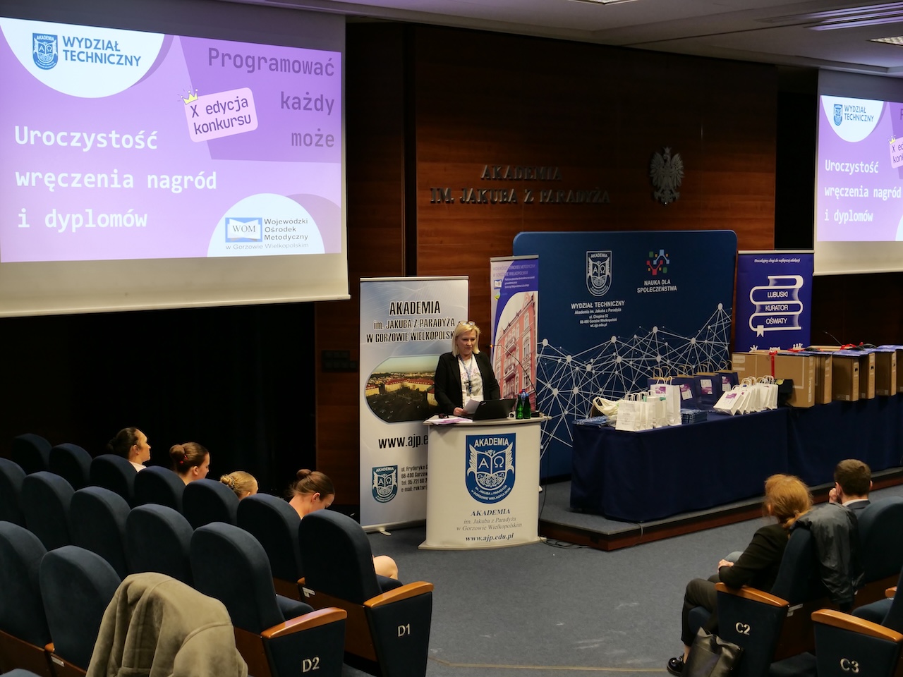 Pracownik Akademii stoi przy mównicy.