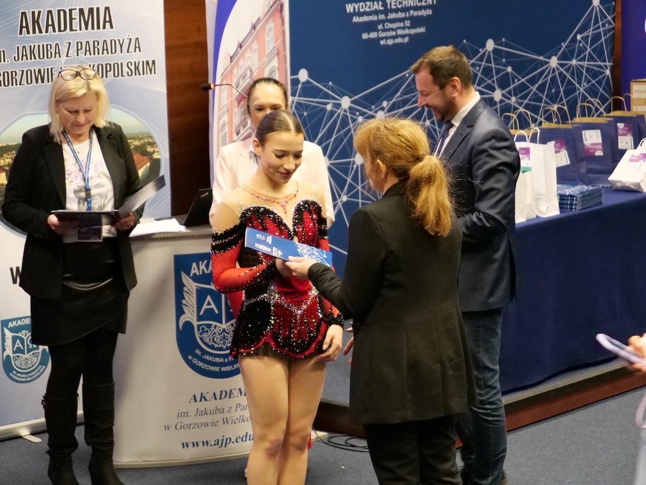 Zawodniczka z sekcji akrobatyki sportowej AZS AWF Gorzów odbiera dyplom.