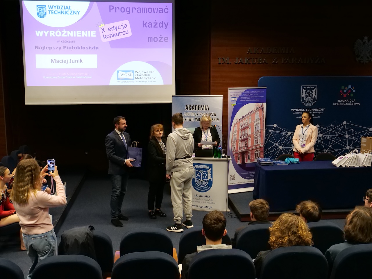 Uczestnicy konkursu Programować każdy może.