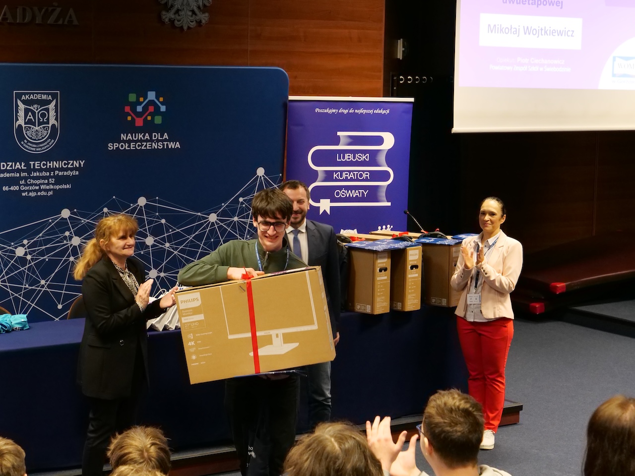 Uczestnik konkursu trzyma w rękach nagrodę.