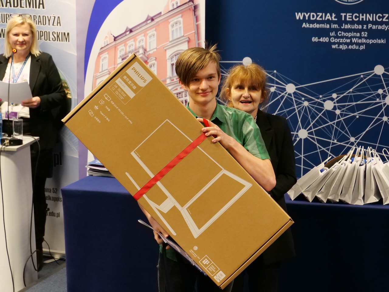 Uczestnik konkursu trzyma w rękach nagrodę.