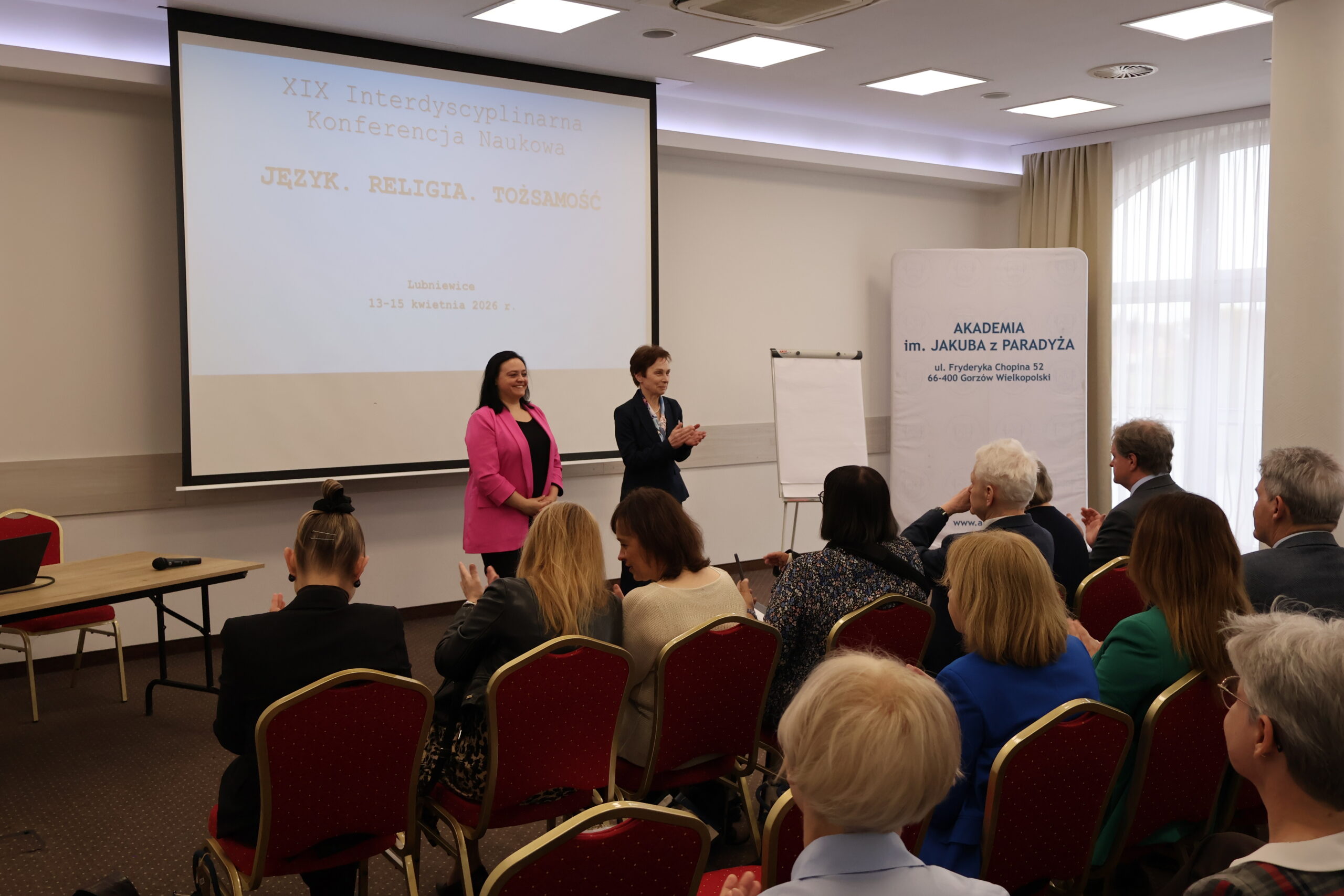 JM Rektor prof. dr hab. Elżbieta Skorupska-Raczyńska wraz z dr Joanną Rutkowską podczas otwarcia konferencji.