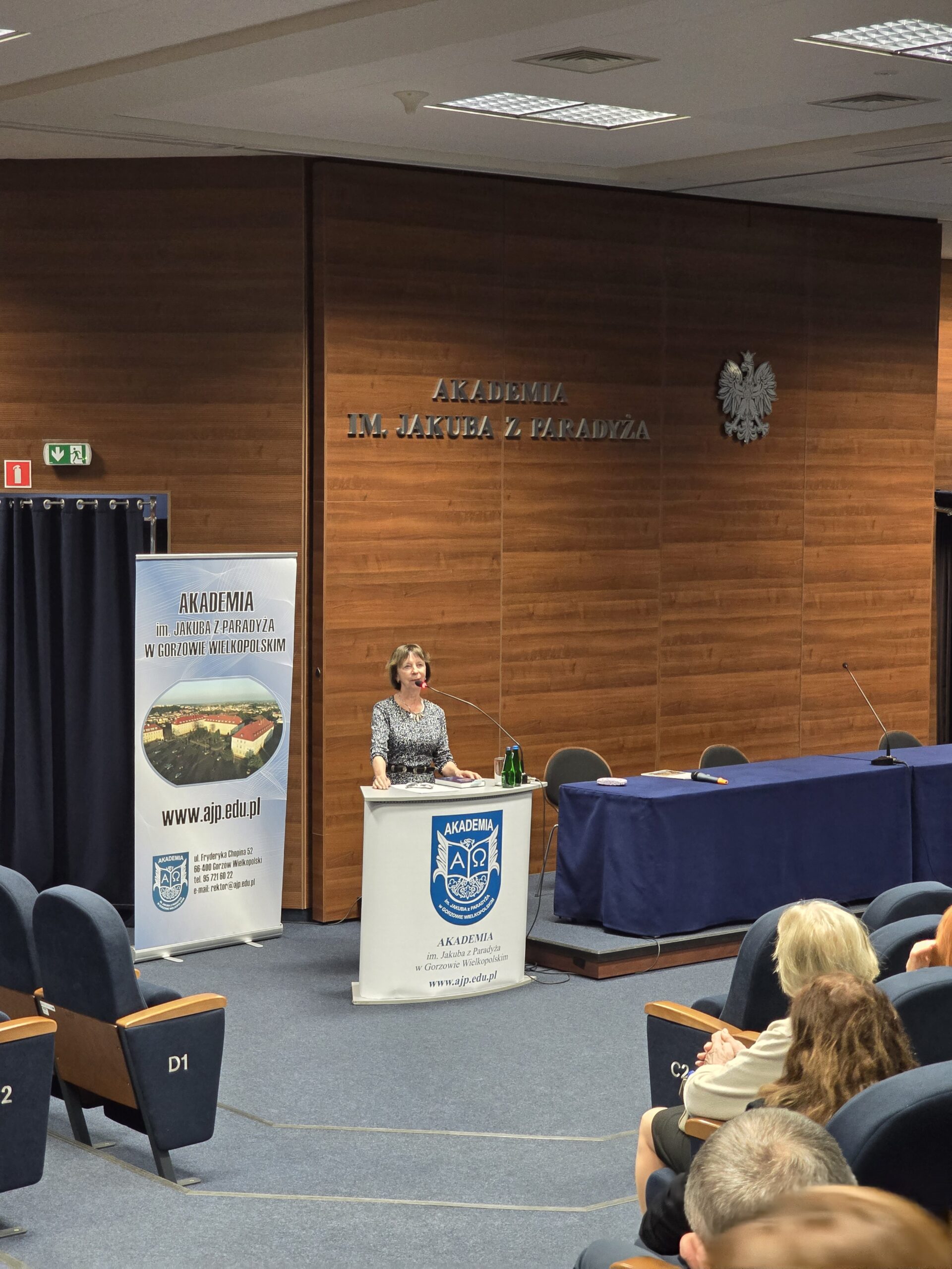 Pani prof. dr hab. Elżbieta Nowicka, przy mównicy, w trakcie wykładu otwartego.