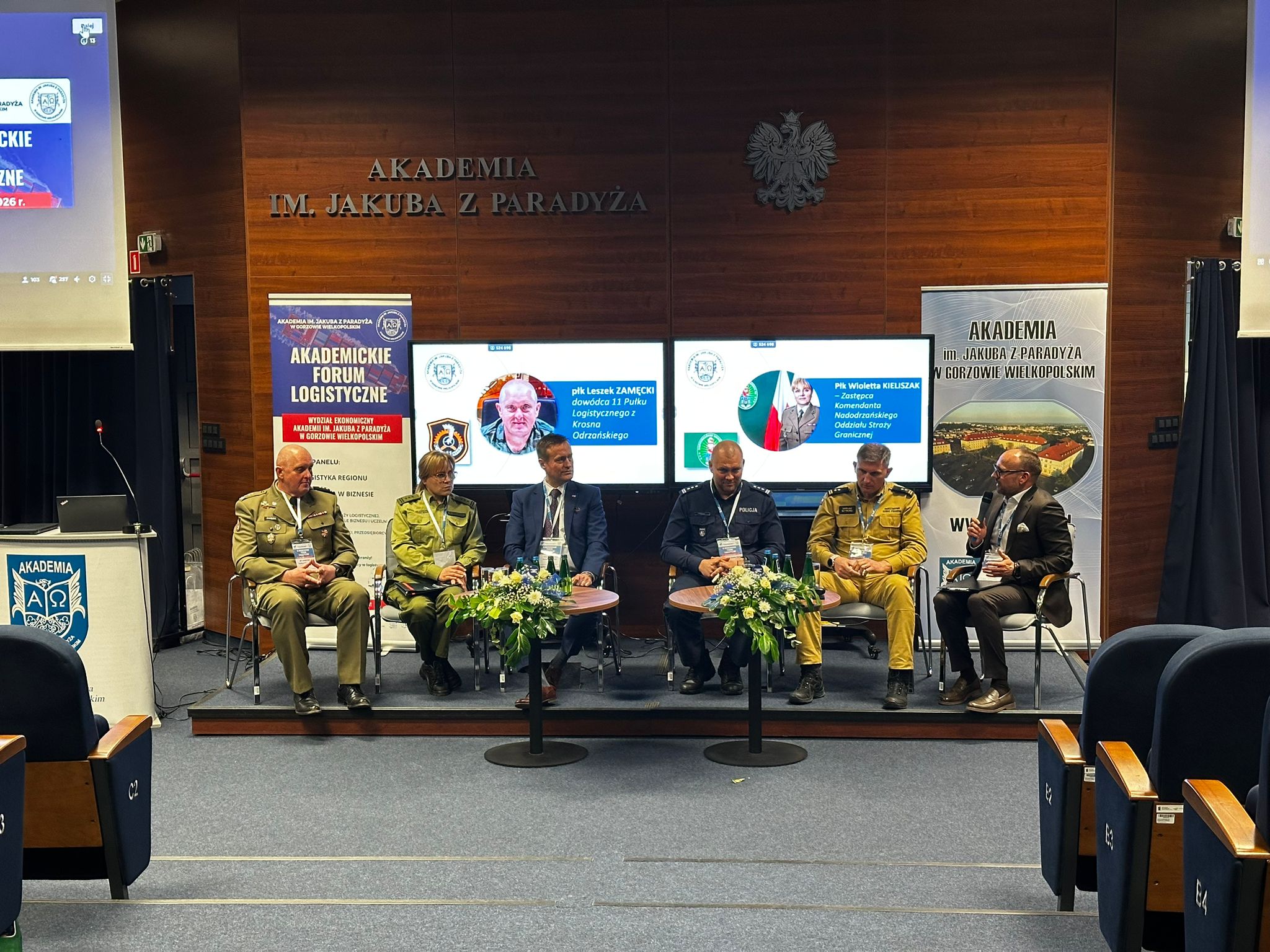 Sześciu uczestników siedzi w Auli podczas Akademickiego Forum Logistycznego.