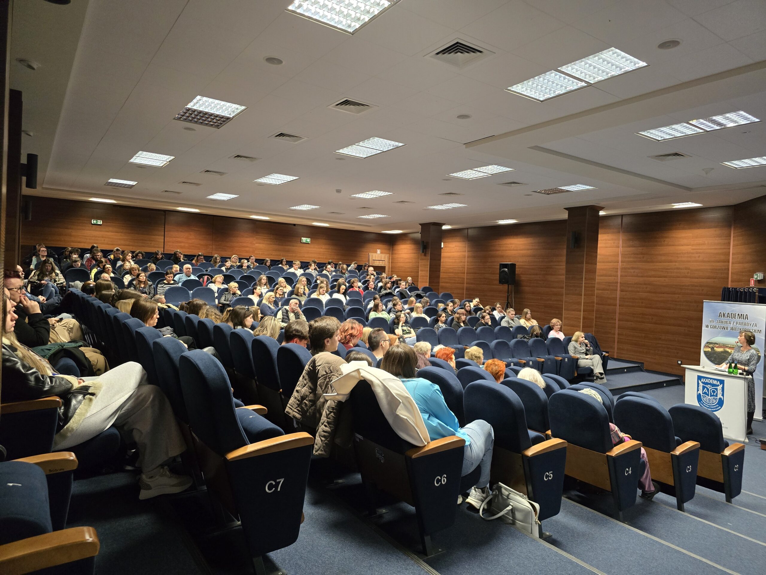 Pani prof. dr hab. Elżbieta Nowicka, przy mównicy, w trakcie wykładu otwartego.