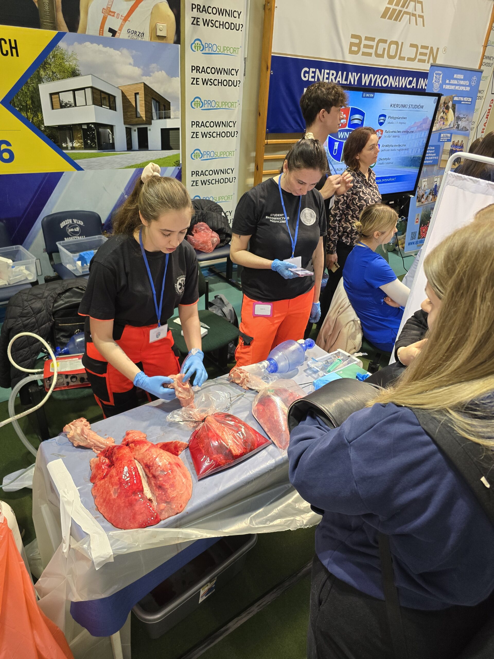 Uczestnicy podczas dnia otwartego AJP.