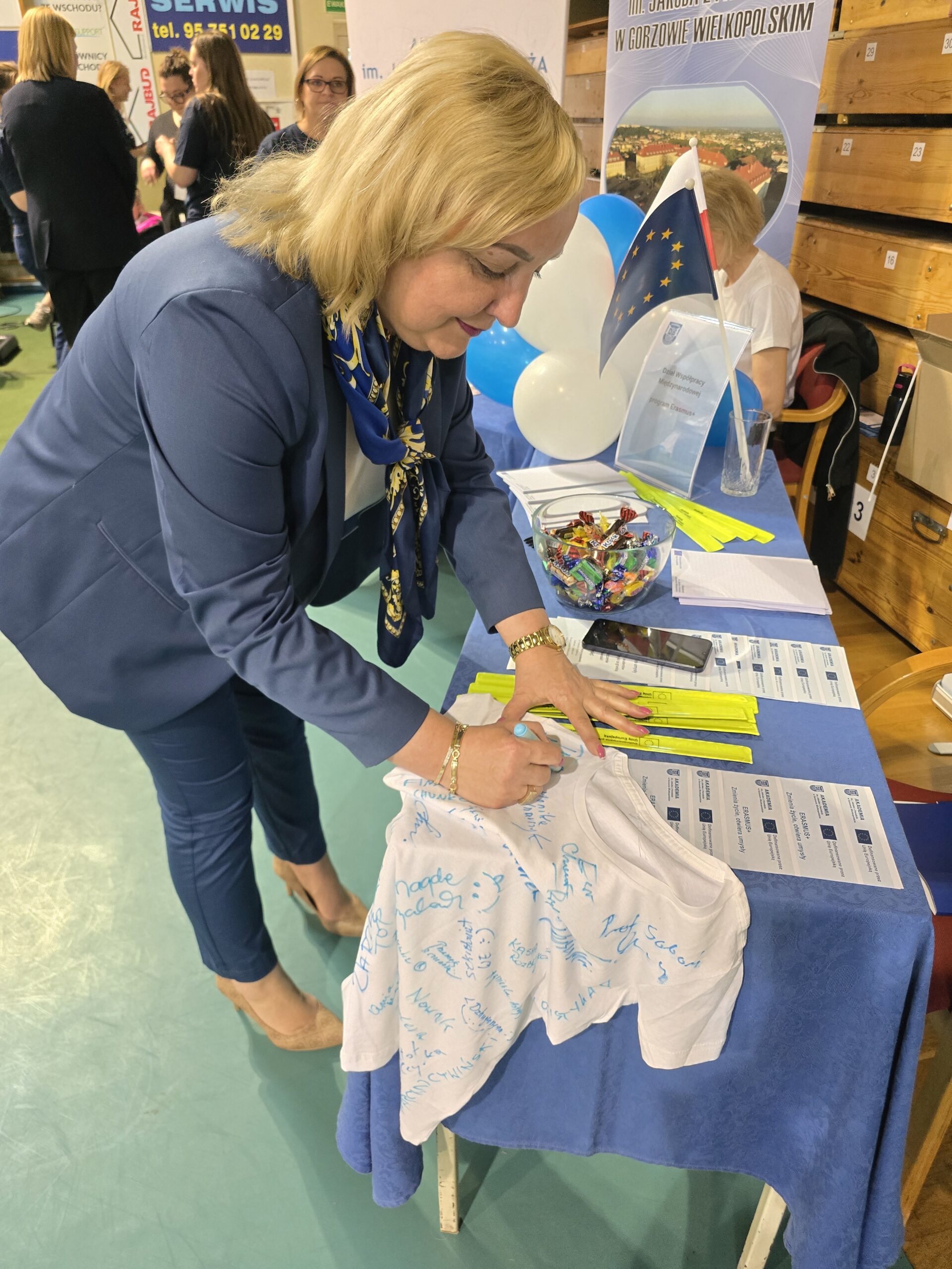 Prorektor AJP podczas dnia otwartego.