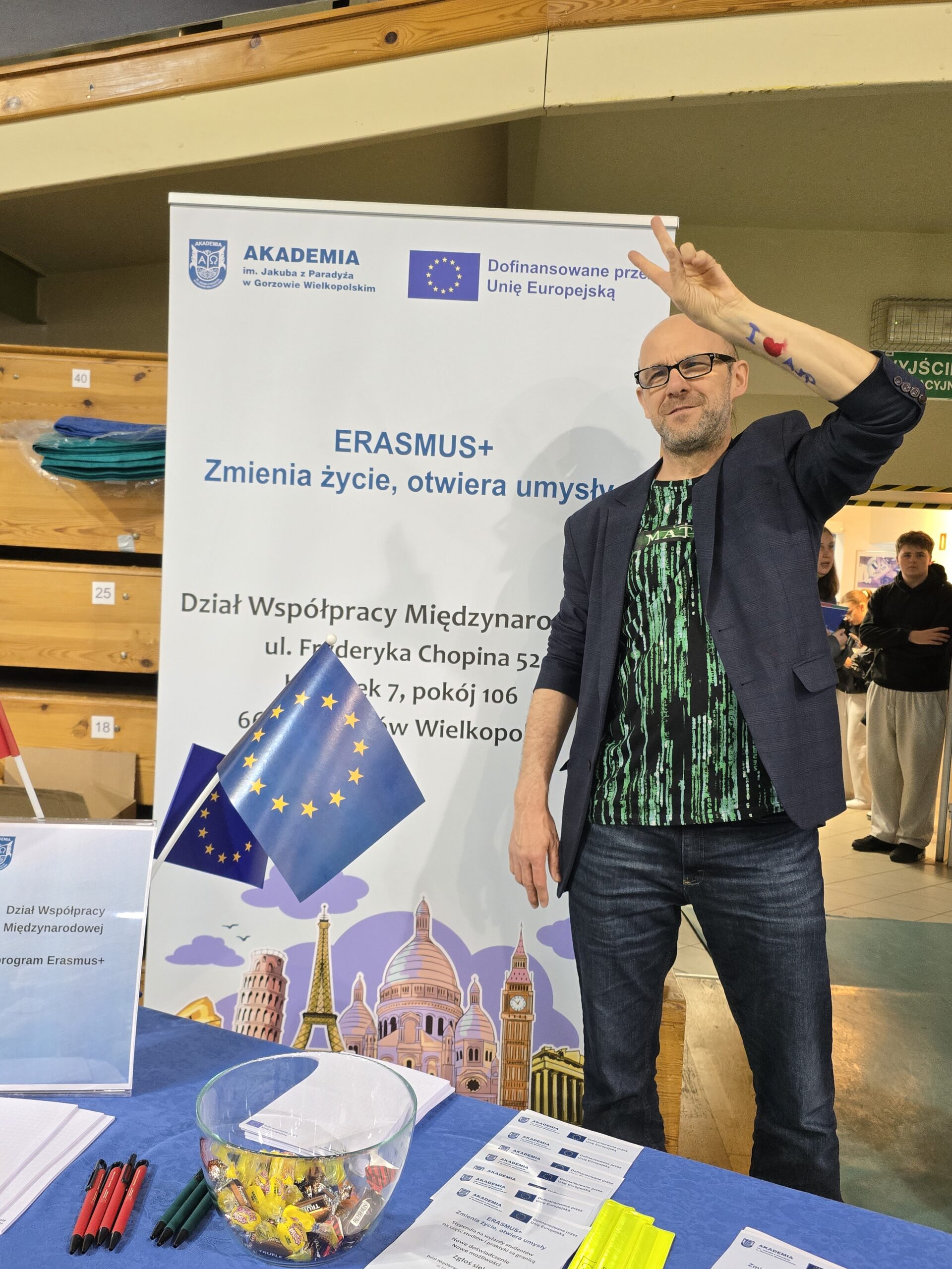 Wykładowca AJP podczas dnia otwartego.