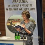Pani prof. dr hab. Elżbieta Nowicka, przy mównicy, w trakcie wykładu otwartego.