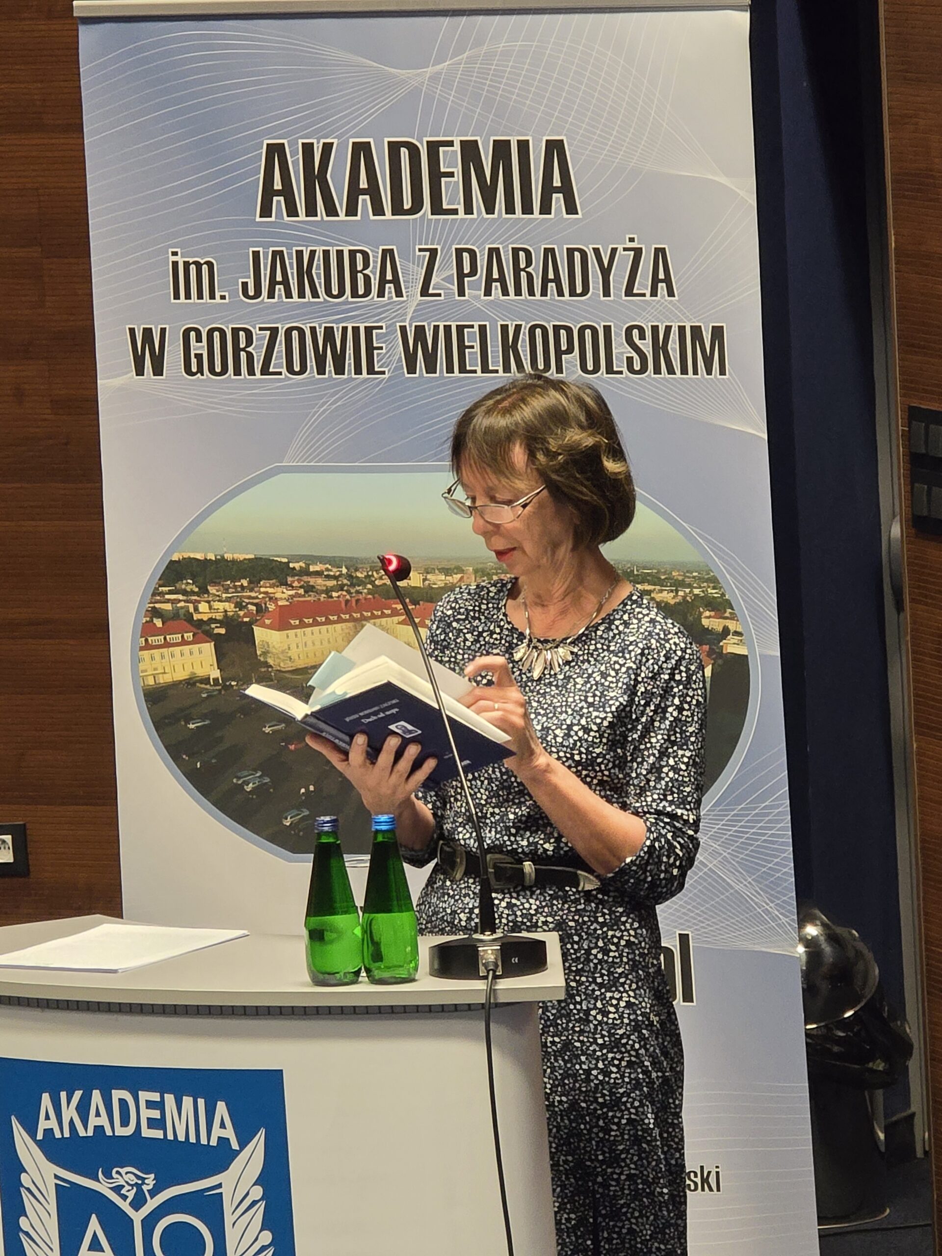 Pani prof. dr hab. Elżbieta Nowicka, przy mównicy, w trakcie wykładu otwartego.