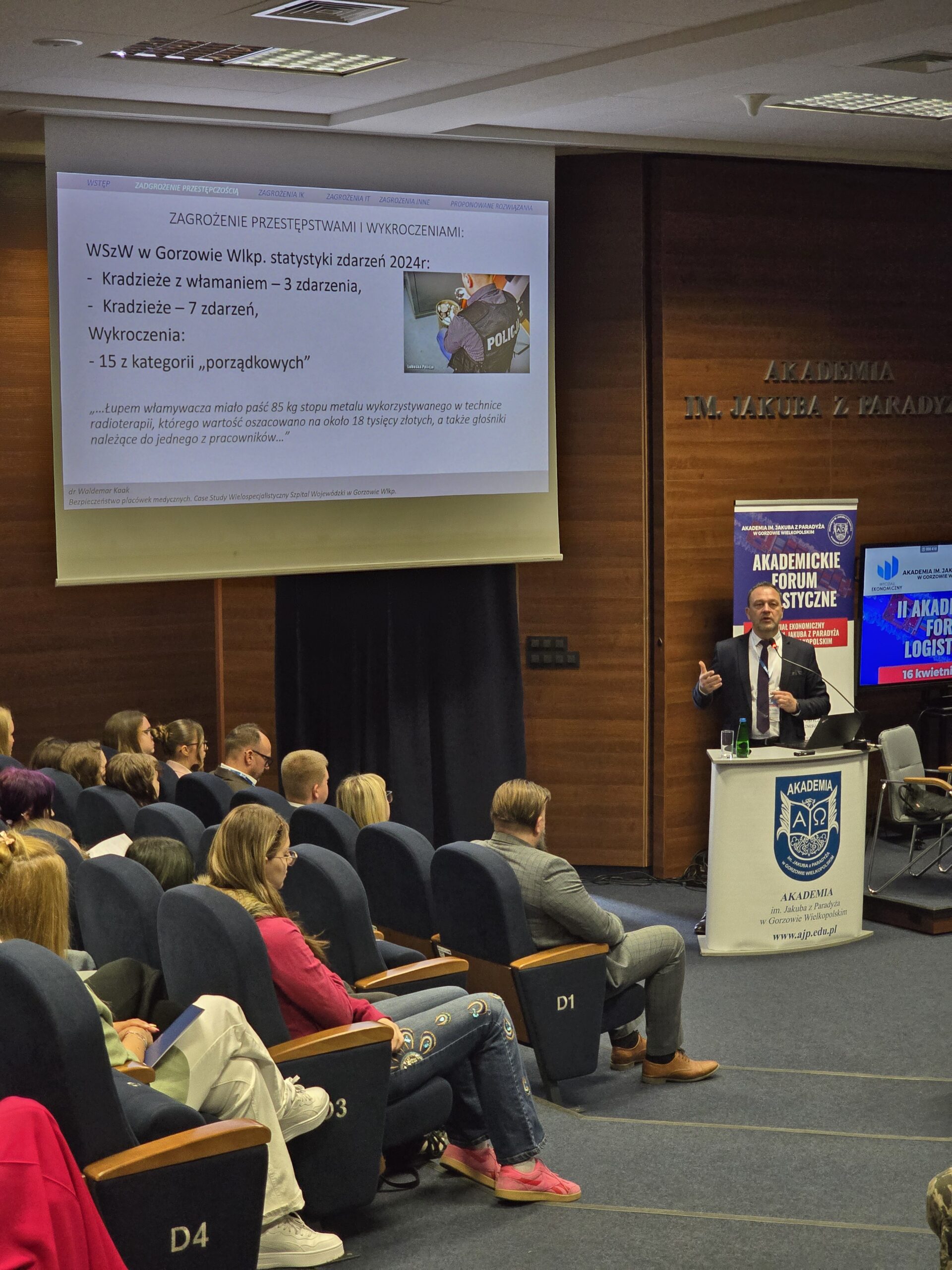 Wykładowca AJP podczas Akademickiego Forum Logistycznego.