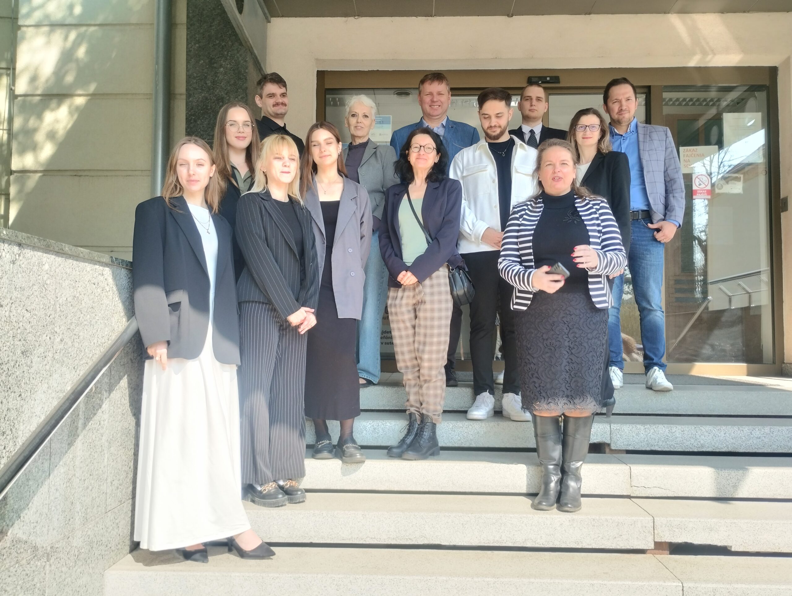 grupa osób stojących na schodach