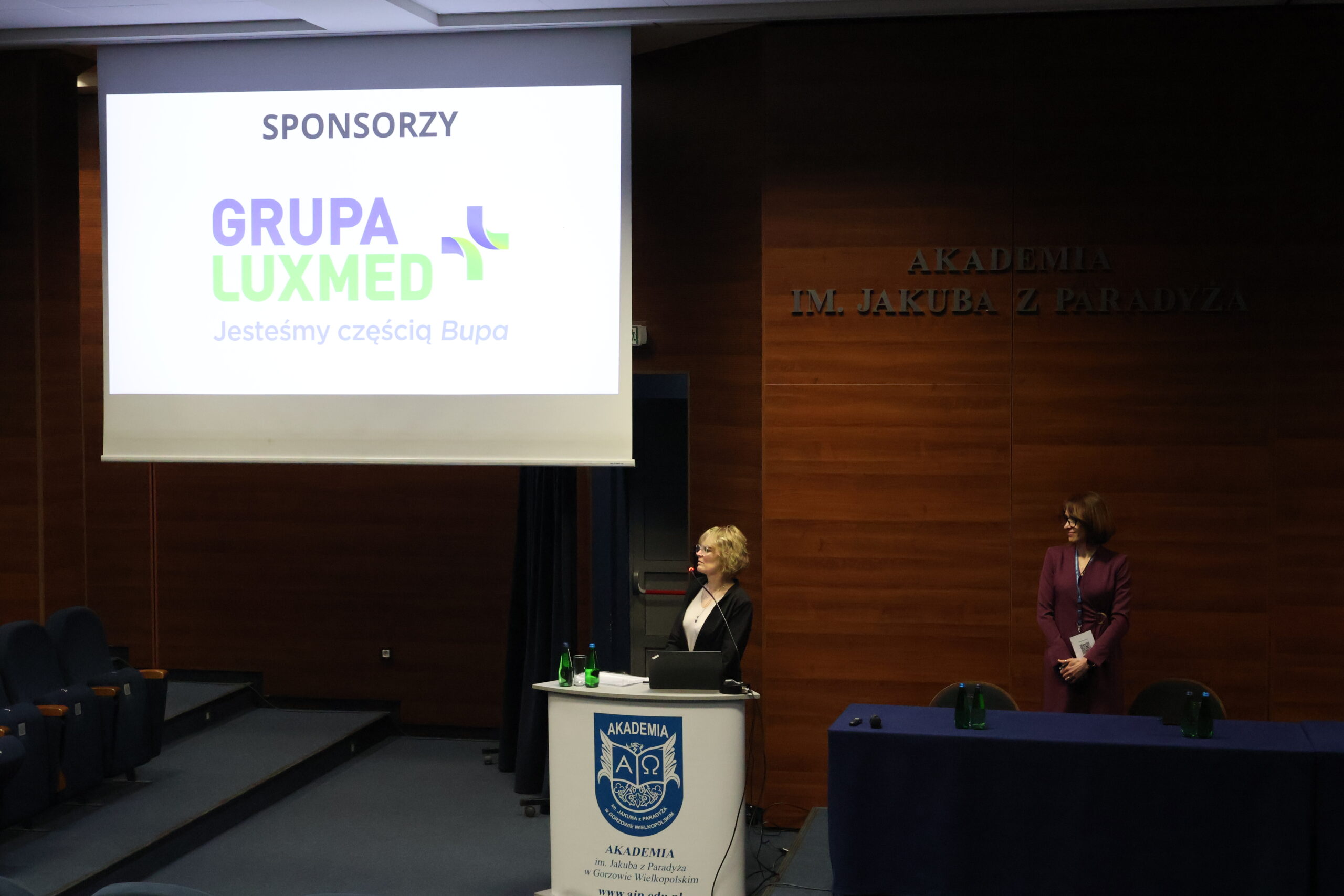 Dziekan Nauk o Zdrowiu prof. AJP dr Dorota Skrocka zapowiada otwarcie konferencji