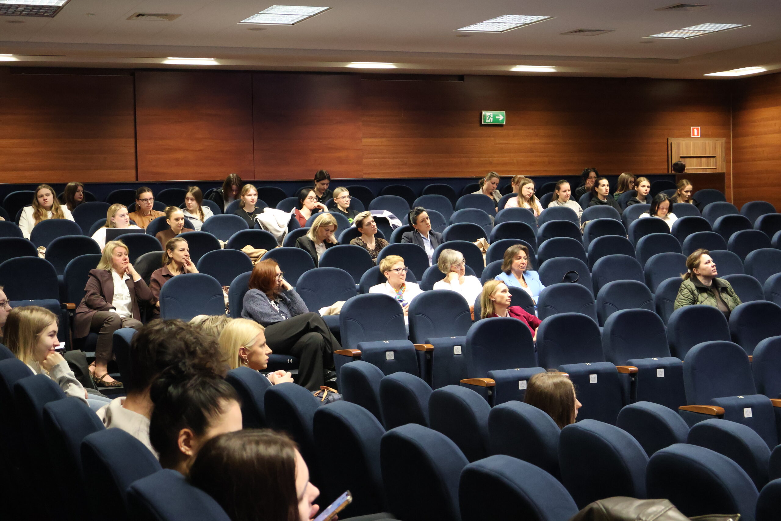 Na zdjęciu zgromadzeni są uczestnicy konferencji na auli im. prof. Stanisława Kirkora