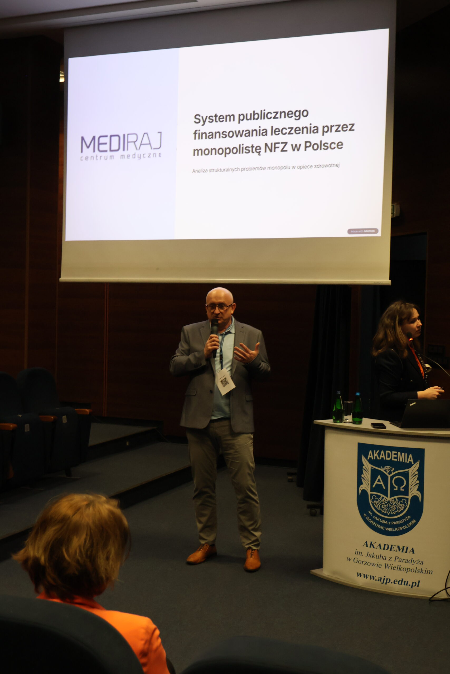 Prelegent prezentujący temat System publicznego finansowania leczenia przez monopolistę NFZ w Polsce.