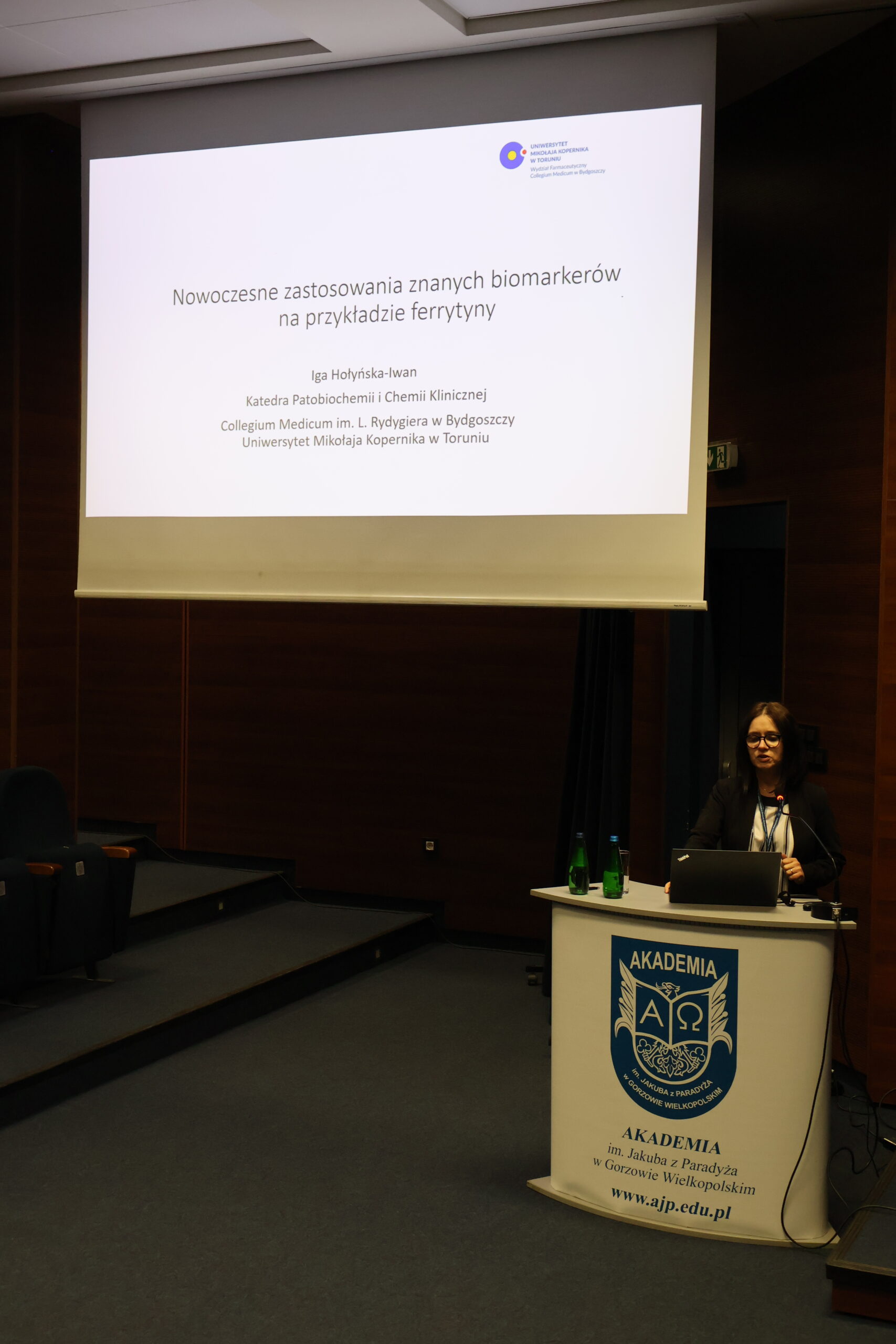 Prelegentka prezentująca temat Nowoczesne zastosowania znanych biomarkerów na przykładzie ferrytyny.