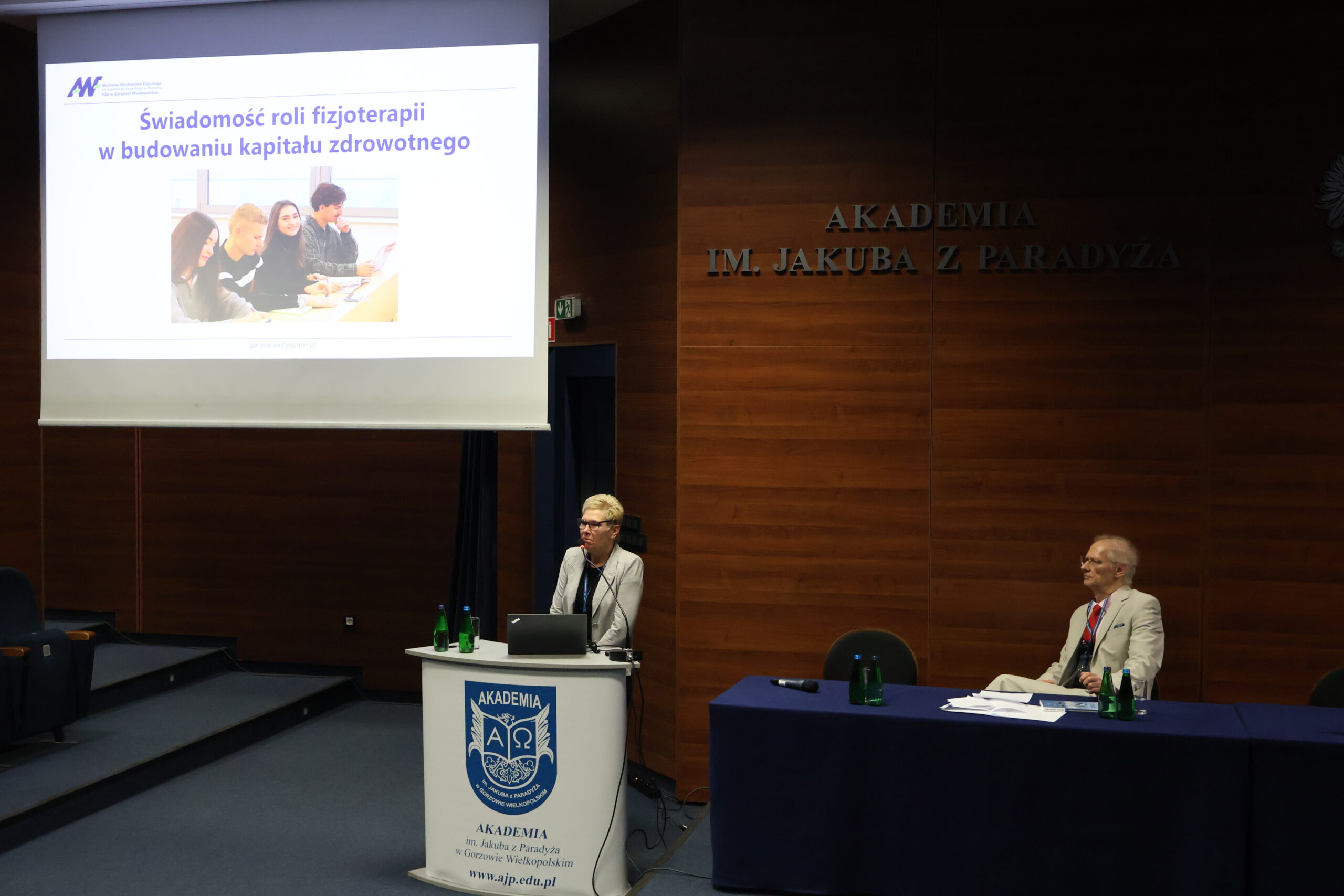 Prelegentka podczas konferencji prezentuje temat Świadomość roli fizjoterapii w budowaniu kapitału zdrowotnego