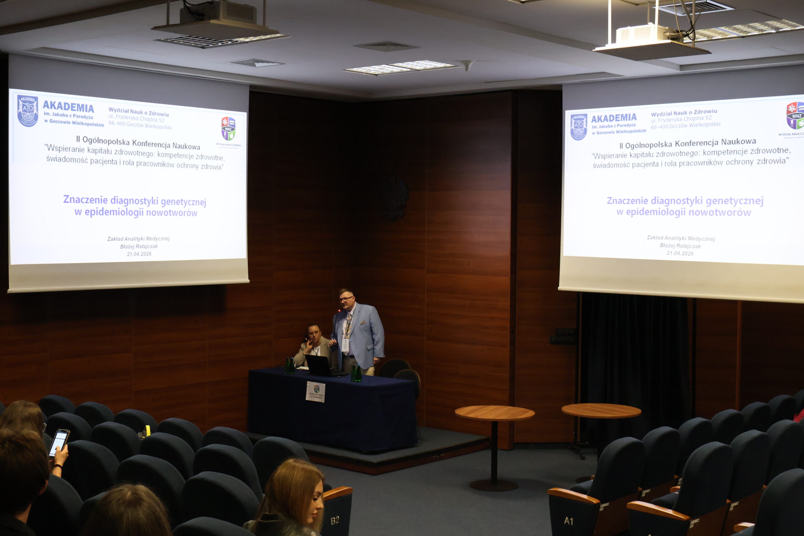 Prelegent podczas II Ogólnopolskiej Konferencji Naukowej "Wspieranie kapitału zdrowotnego, kompetencje zdrowotne, świadomość pacjenta i rola pracowników ochrony zdrowia" prezentuje temat Znaczenie diagnostyki genetycznej w epidemiologii nowotworów.