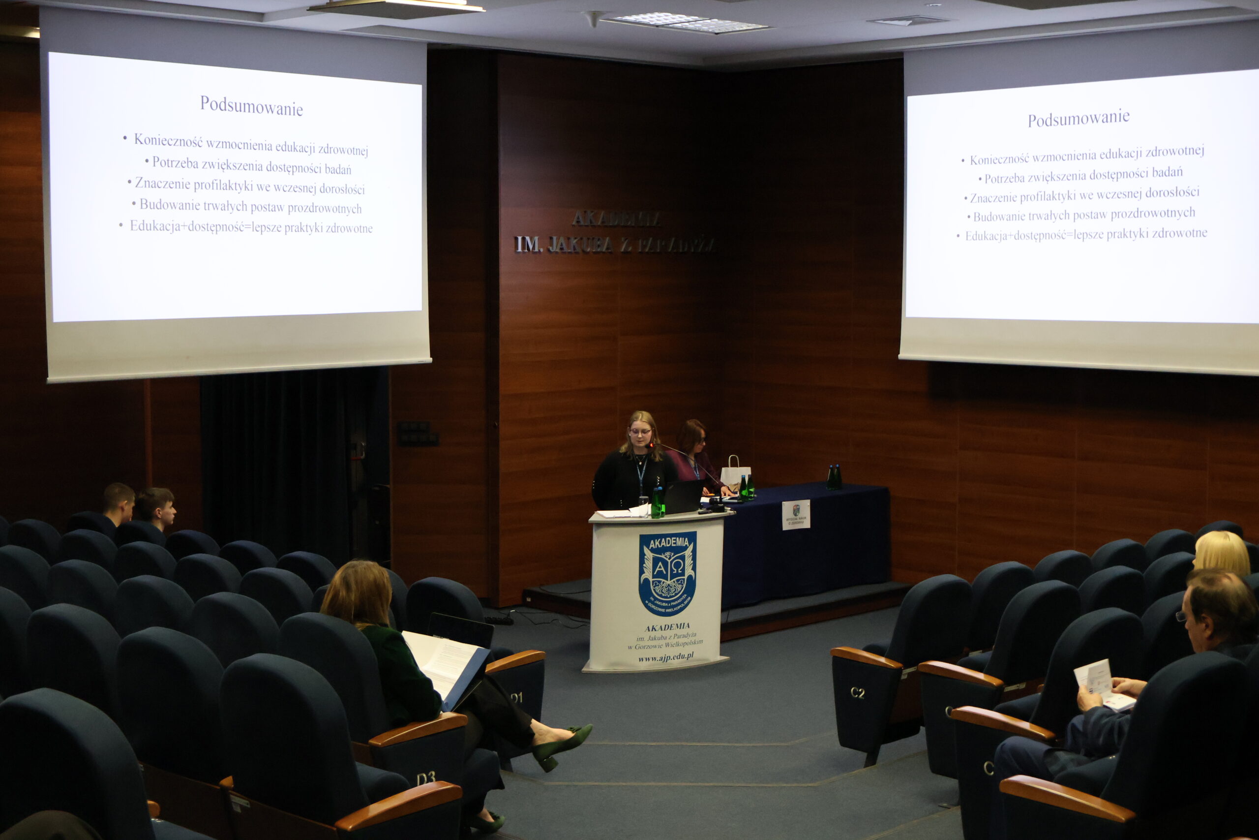 Studentka prezentująca swój temat podczas konferencji oraz prezentująca podsumowanie.